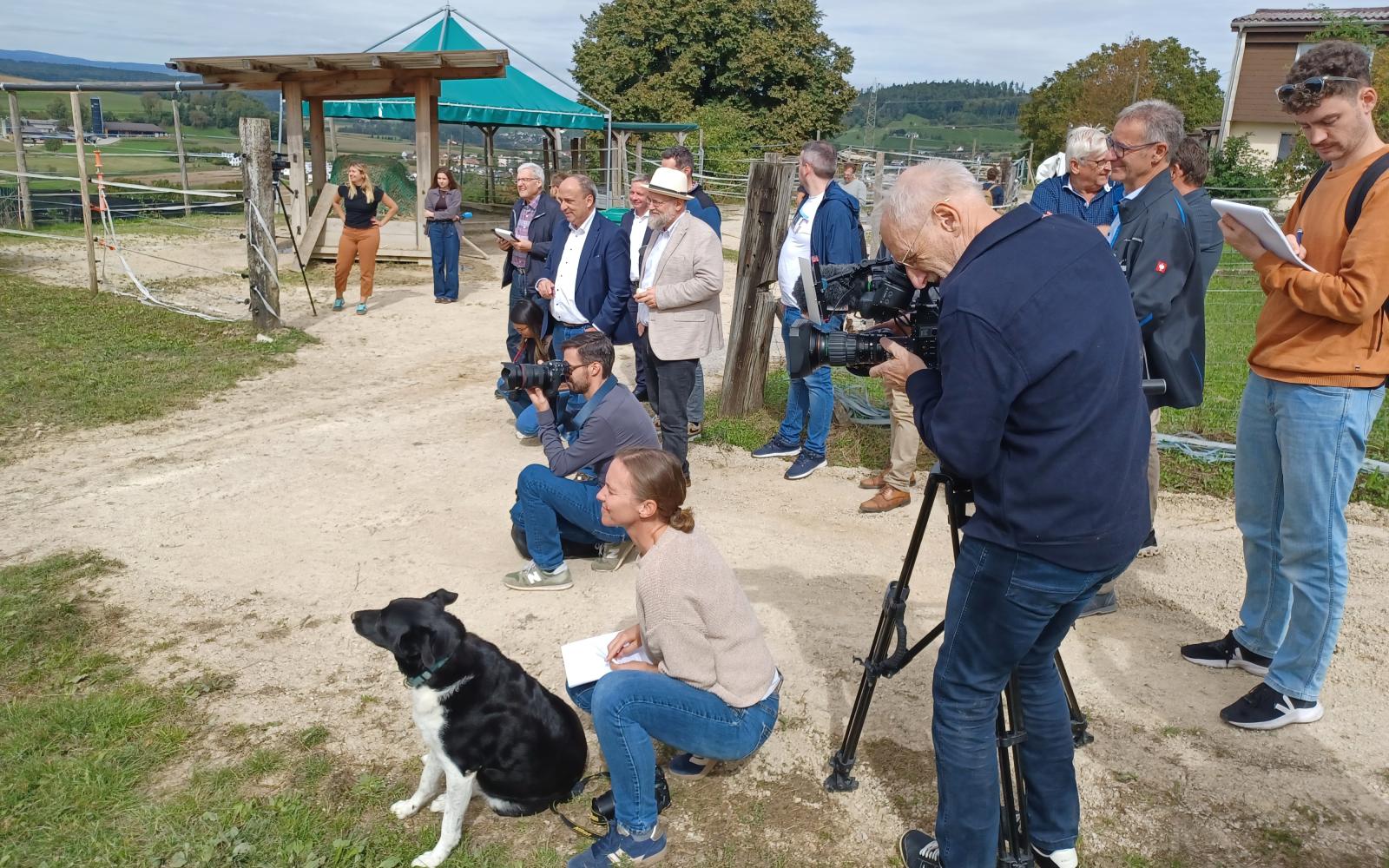 Das Medieninteresse am Bienenprojekt war mit acht Medien und mehreren Fotographen gewaltig